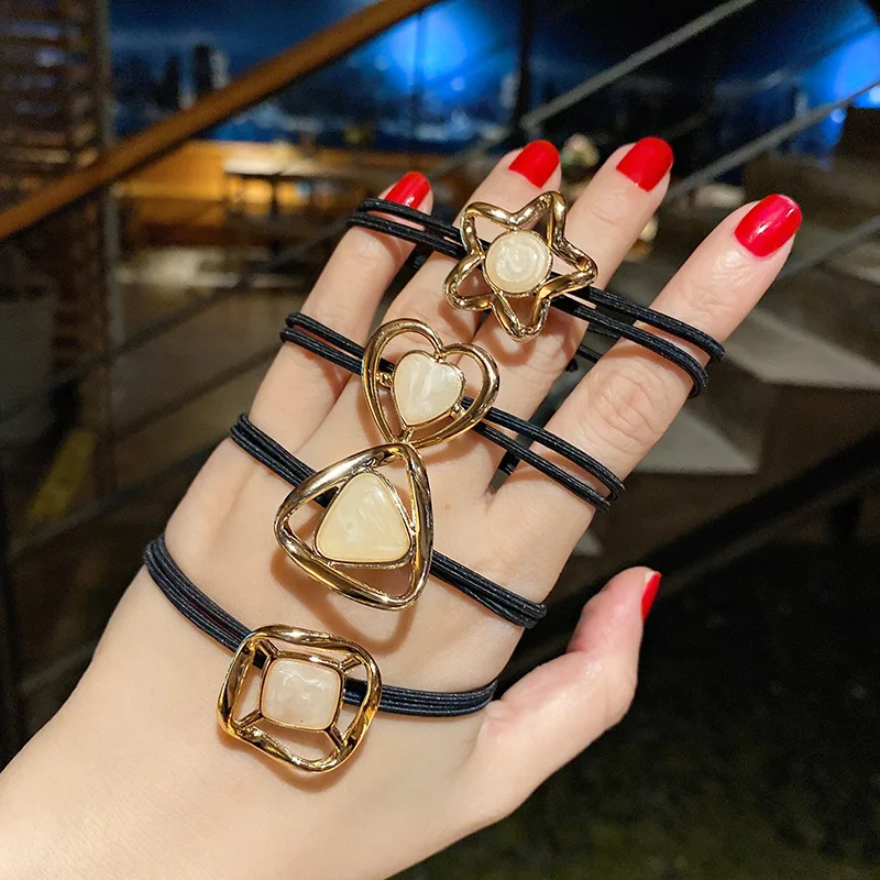 

Korean version of the small fresh hollow hair ring girls tie hair leather band hair rope simple high elasticity black headdress