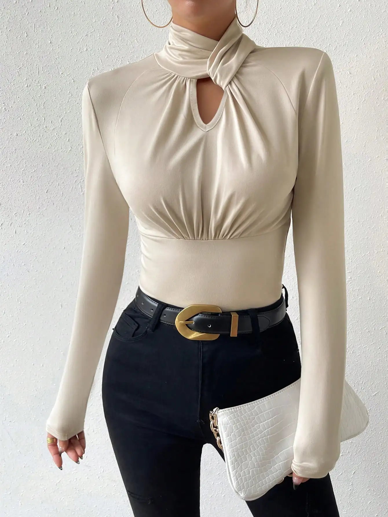 เสื้อยืดผ้าฝ้ายทรงบิดด้านหน้า Chiquease สำหรับผู้หญิง