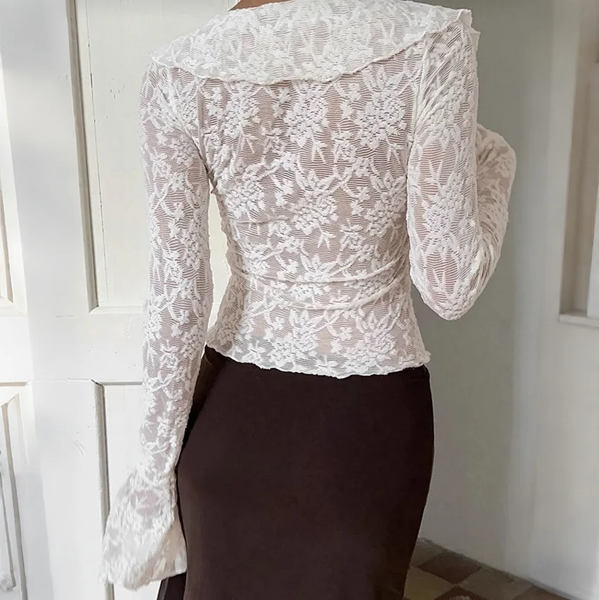 Blusa feminina branca de renda transparente, gravata longa, gola grande com babados, mangas sino, estampa floral, top curto feminino, camisa elegante