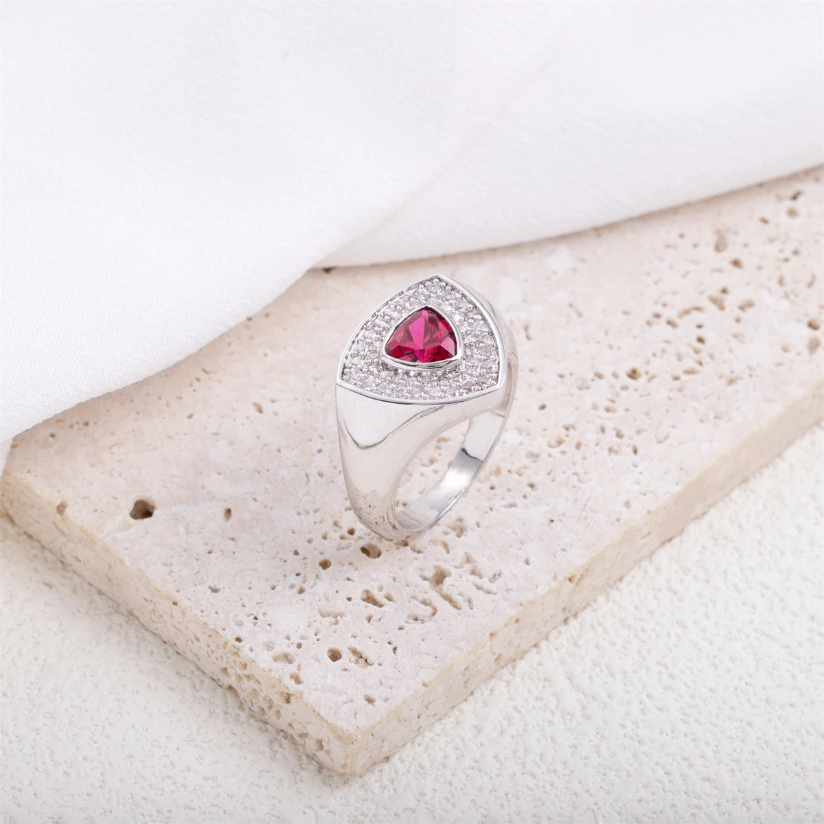 Europe and the United States fashion personality triangle micro-inlaid zircon ring round ring does not fade chamfered jewelry de