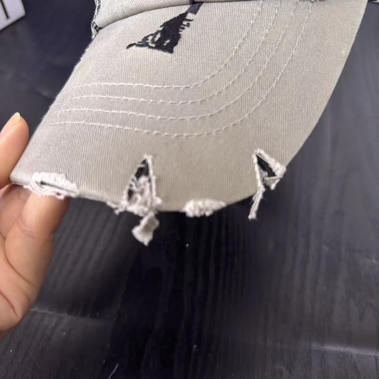 Amerikanische personalisierte Baseballkappe mit Stickerei, zerrissenem Design, weich, lässig, vielseitig, für Herren und Damen, großer Kopfumfang, Outdoor-Sport – Detail 10
