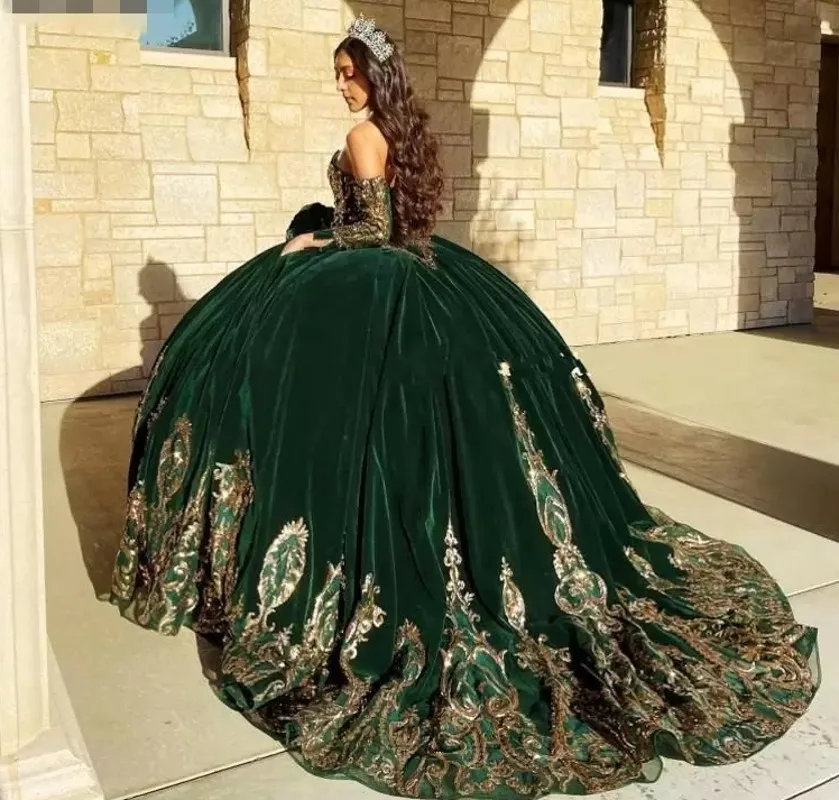 فساتين Quinceanera باللون الأخضر اللامع لعام 2025 على شكل كرة على شكل قلب مزينة بالدانتيل مقاس كبير ملابس للحفلات الراقصة الأورجانزا الحلو 16