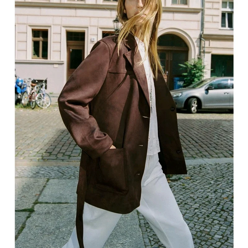 秋の新型レディースジャケット、ベルト付きロング丈、フェイクスエード風襟付き、カジュアルなスリット入り、ポリエステル繊維の暖かいレディースコート