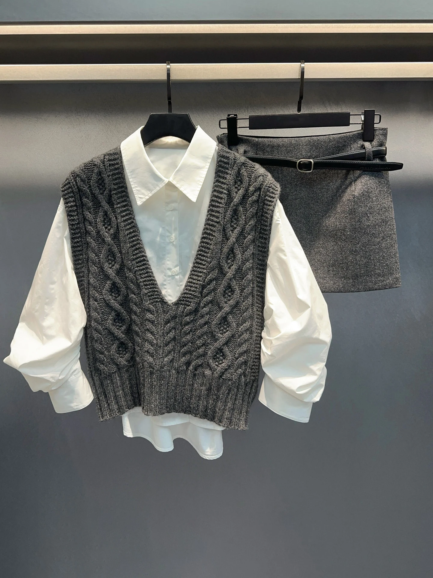 

Элитный женский вязаный комплект из двух предметов: топ-жилет и укороченные брюки с высокой талией, в университетском стиле, осенне-зимний, универсальный.