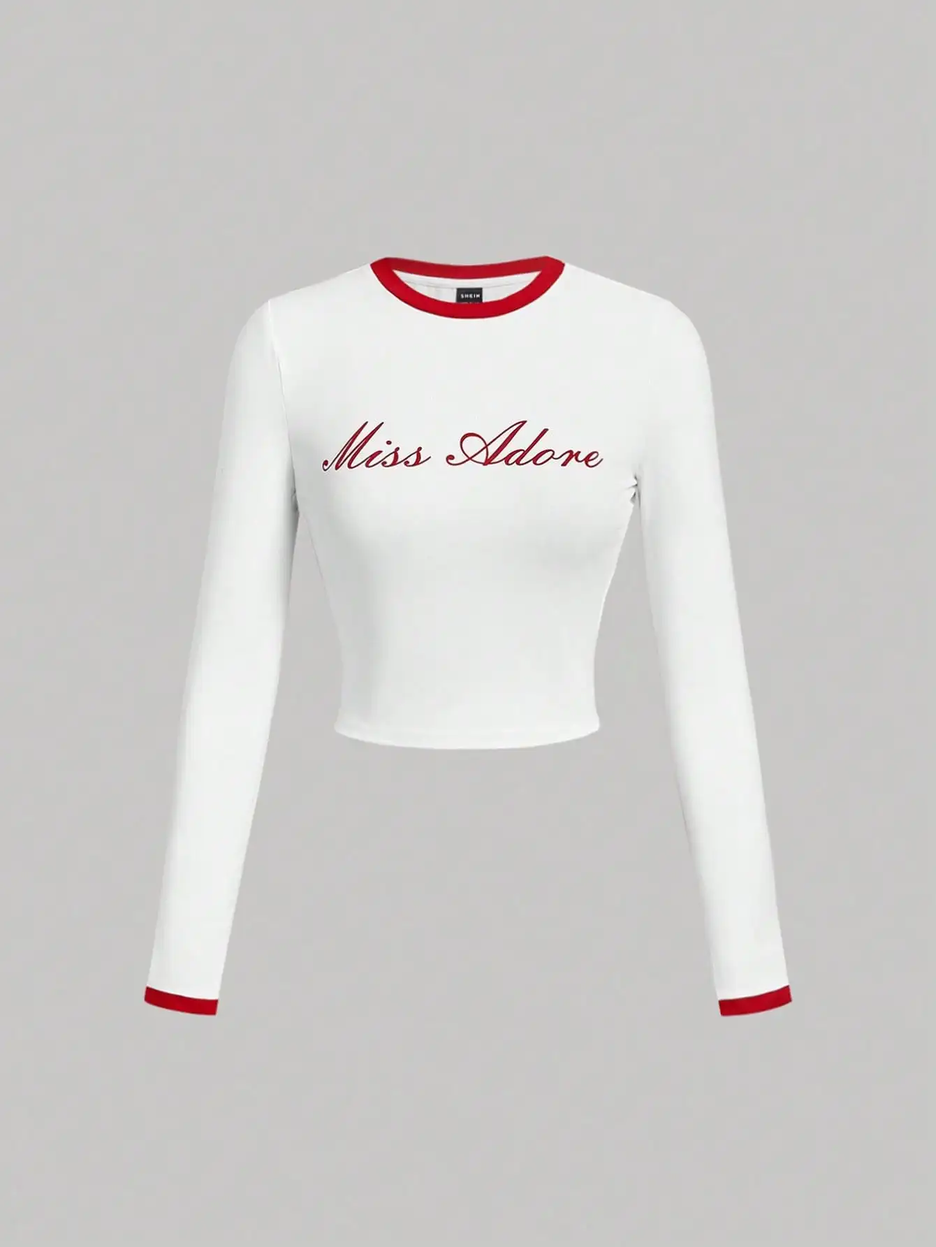 

Женская укороченная футболка Miss Adore в стиле ретро с буквенным принтом и длинными рукавами с красной отделкой