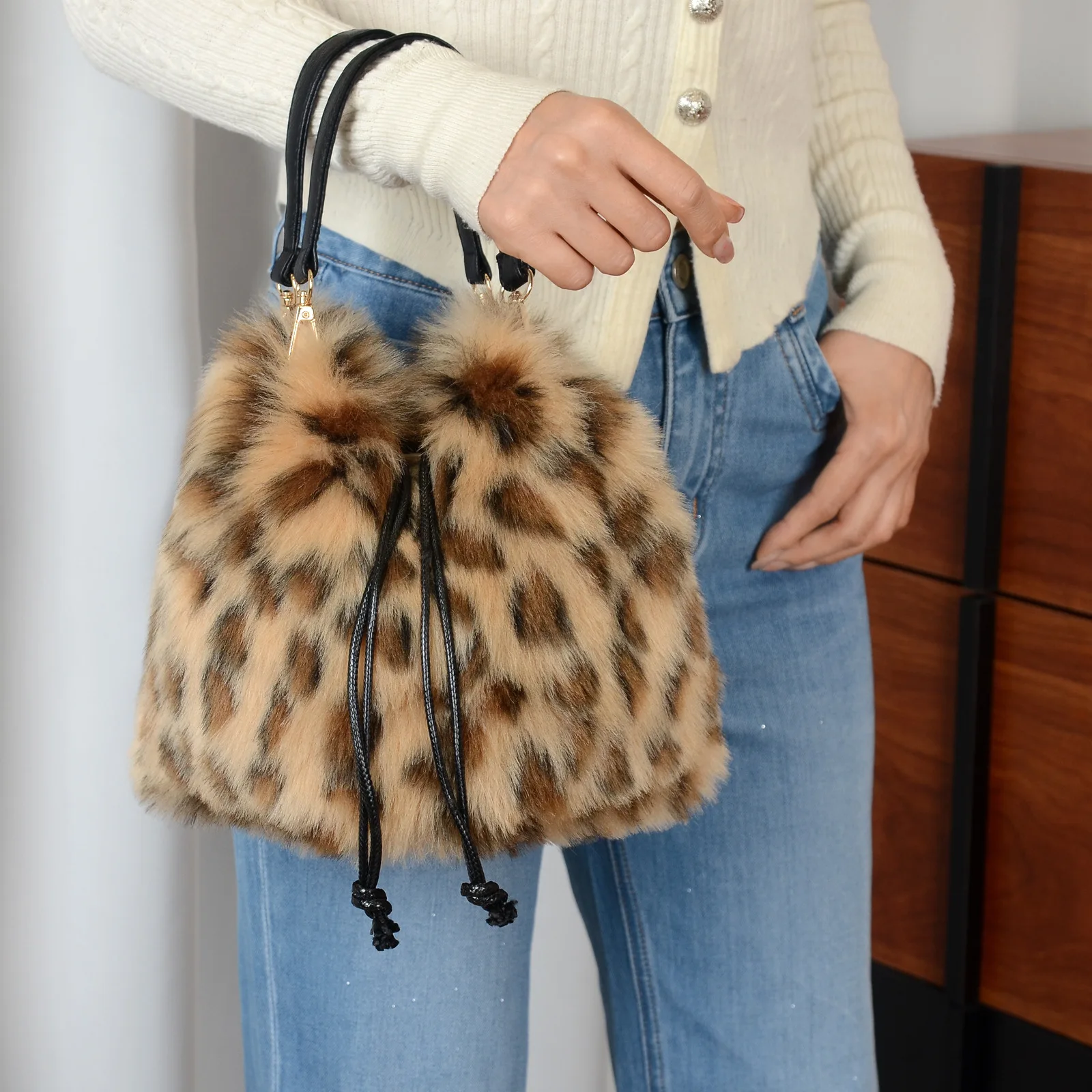 Modische Herbst-Winter Kunstfell-Handtasche Luxuriöse Bucket Bag für Damen Fell-Tragetasche Kunstwaschbärfell Hochwertige Handtasche – Detail 24