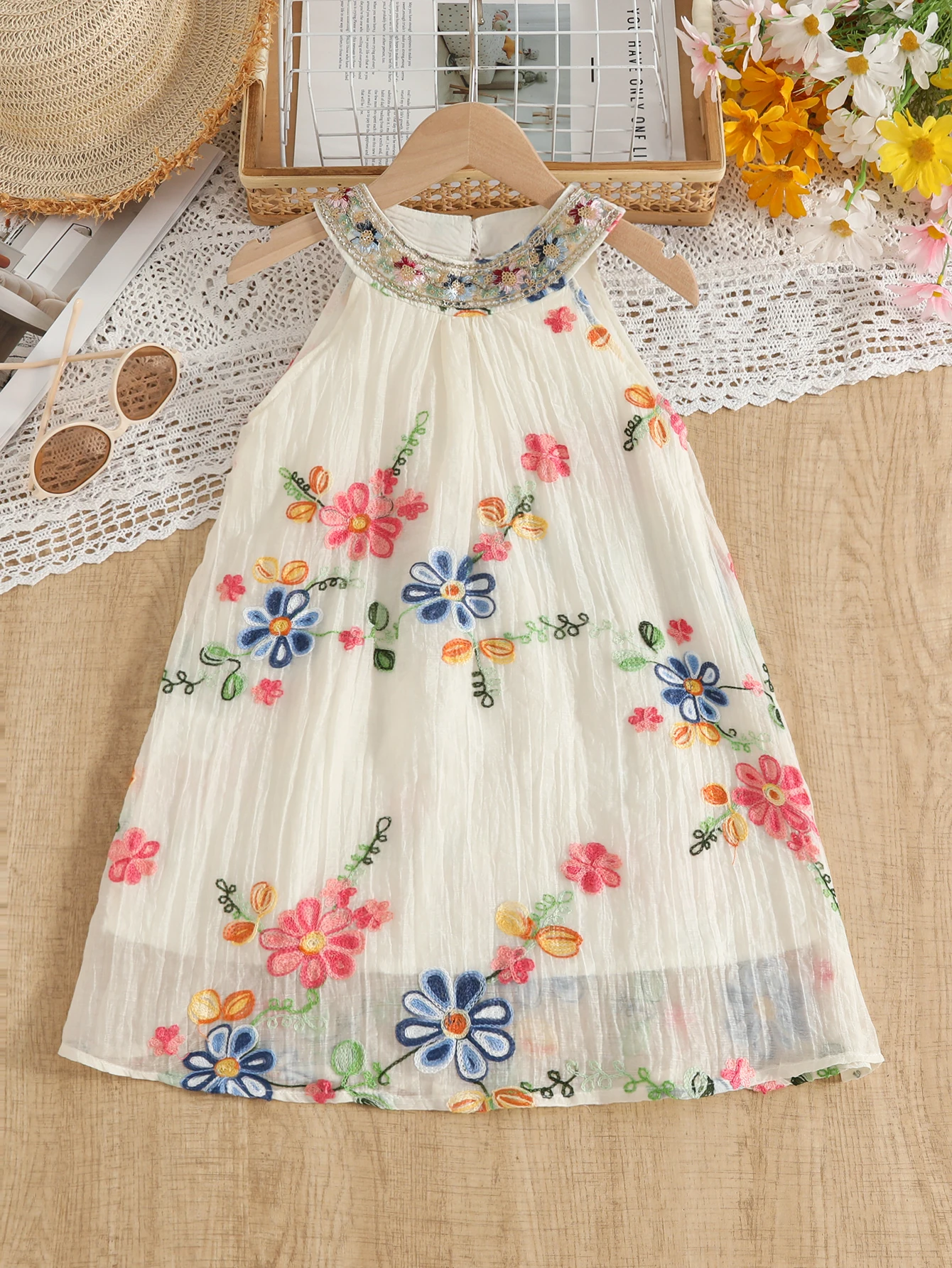 

Новое летнее поступление, кружевное платье с бретелькой на шее золотого цвета, сетчатое многослойное платье с цветочной вышивкой, платье без рукавов для девочек, милое Casua