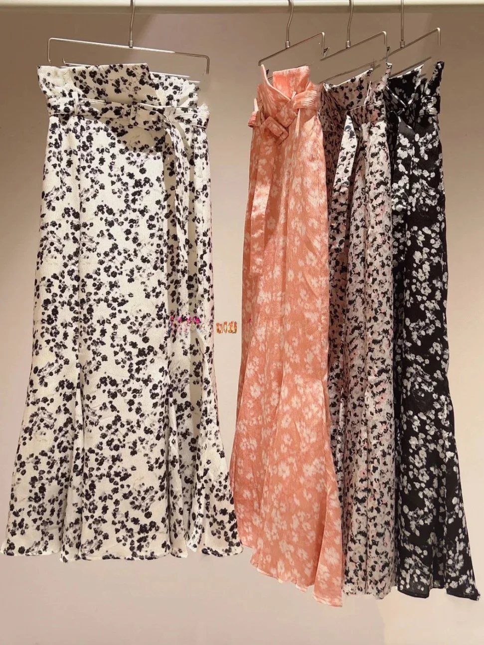 

Elegant Floral Print Halter Neck Dress High Waist Fish Tail Skirt Polyester Blend Comfortable Fit A-Line Silhouette