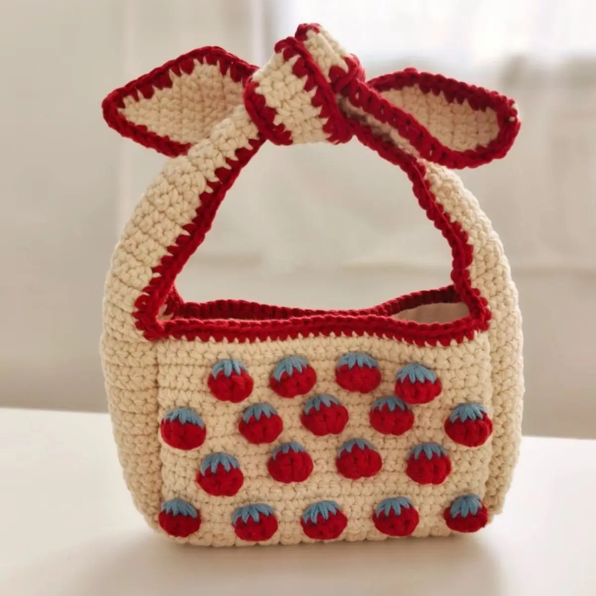 مادة حقيبة الفراولة المصنوعة يدويًا، غزل منسوج، مادة خطاف كروشيه، هدية محلية الصنع، فيونكة، حقيبة يد، لطيفة
