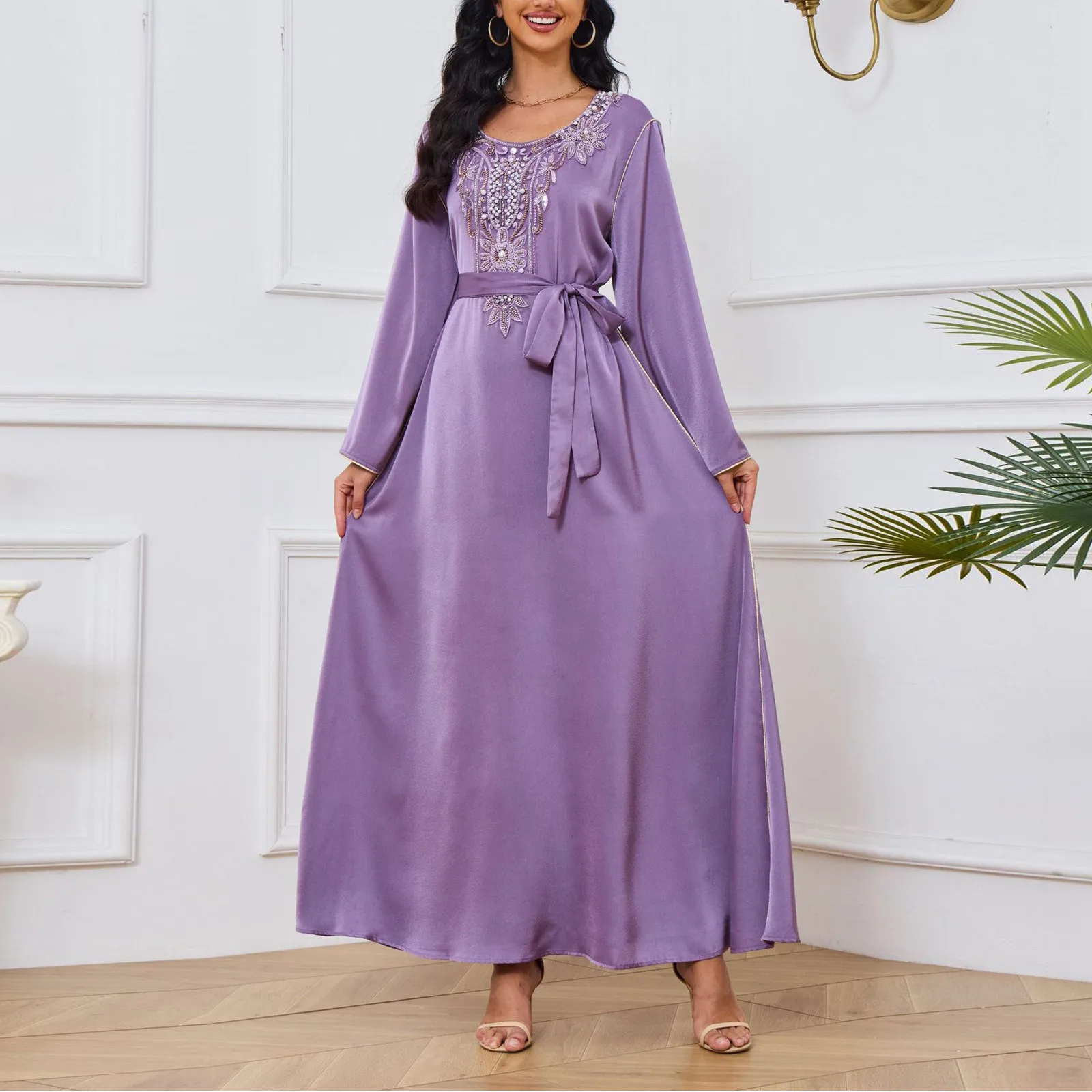 Abaya Arab Apparel Muscle Damenkleid Mode Perlen Neues Dubai Kleid Rundhalsausschnitt mit Gürtel Mode Lange Ärmel Damenbekleidung