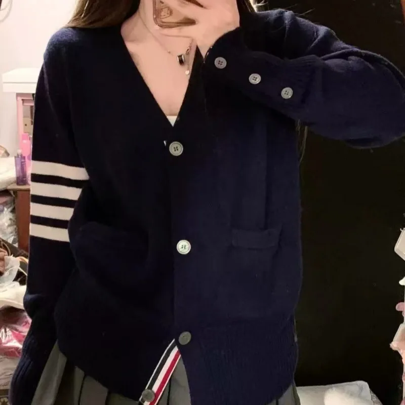 

2025 Autumn and Winter New V-neck Sweater Jacket for Women, Korean Fashion, College Style Knitted Cardigan, Fashionable