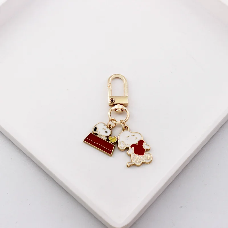 Cartoon Snoopy Keychain para mulheres, metal, bonito, requintado, simples, casal, pingente chave do carro para bolsa, chaveiros no telefone, presente de moda