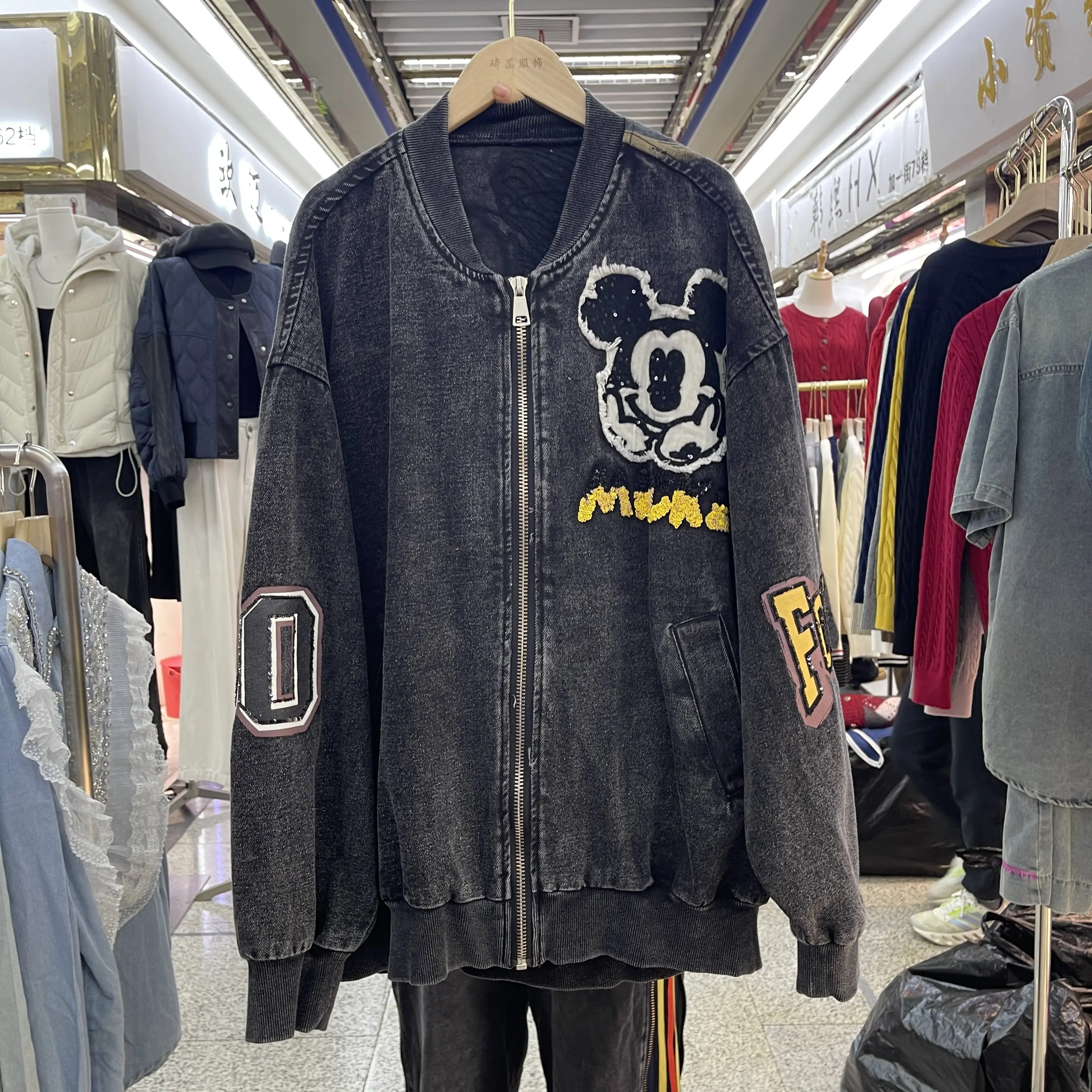 

Модные джинсовые куртки большого размера на весну и осень, уличная американская бейсбольная форма с Микки, вышивкой, воротником-стойкой, джинсы на молнии, пальто