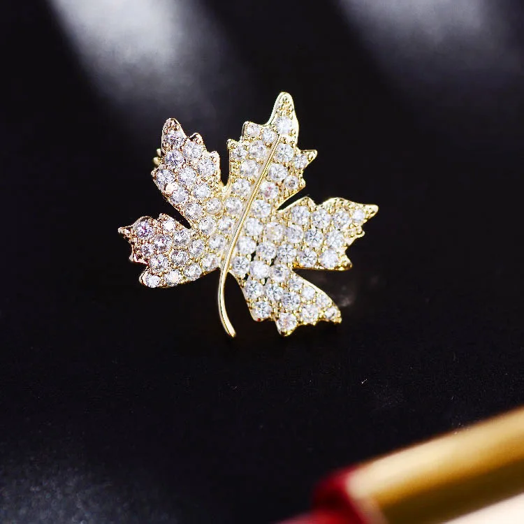 Chinese Style Lucky Auspicious Maple Leaf Brooch Shiny Zircon Golden Suit Lapel Collar Pin Unisex Jewelry Gift For Good Fortune