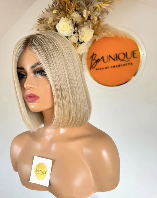 Parrucca bionda cenere Capelli sintetici Parrucche corte Bob Densità 200% Parrucca frontale in pizzo 13X4 completa Parrucca Bob colore biondo cenere con radici corte scure