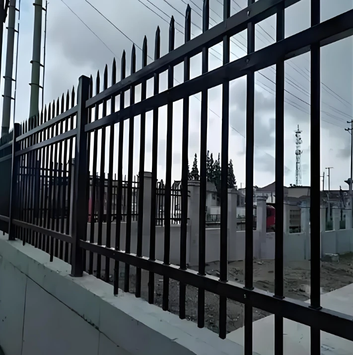 التخصيص بسيط وسهل التركيب في السكك الحديدية الخارجية سياج اعتصام الأنابيب المعدنية المجلفنة الساخنة