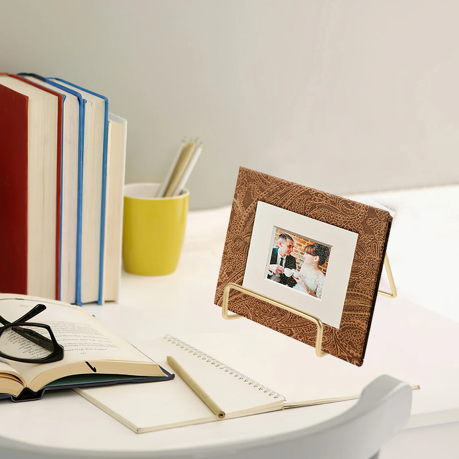 

Desktop Display for Medals Photo Frame Holders Golden Picture Stand Metal Showcase Rack Small Plate Display Stand Hollow Plate