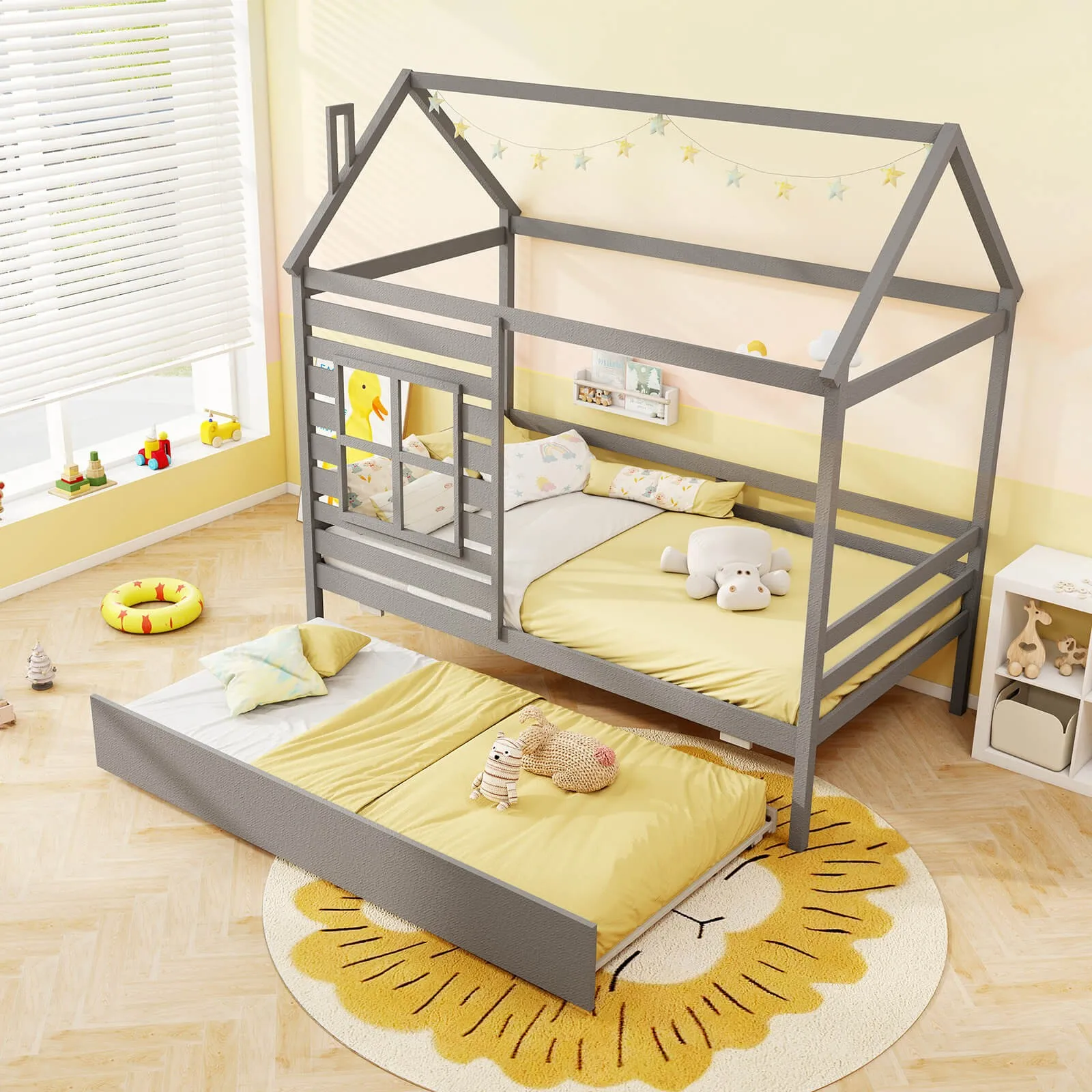 Lit de maison de taille avec lit plateforme en bois avec cheminée et fenêtre de toit