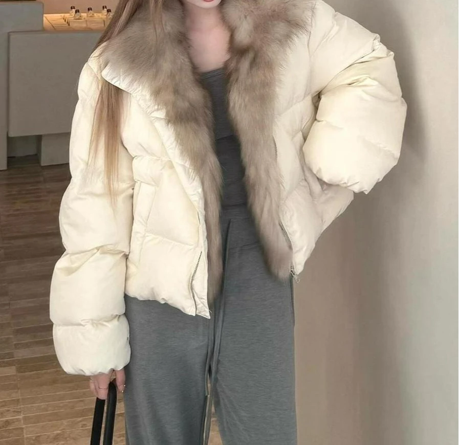 سترة منتفخة قصيرة مع ياقة كبيرة من الفرو للنساء 2025 شتاء دافئ سميك عالي الجودة متعدد الاستخدامات سترة منتفخة غير رسمية