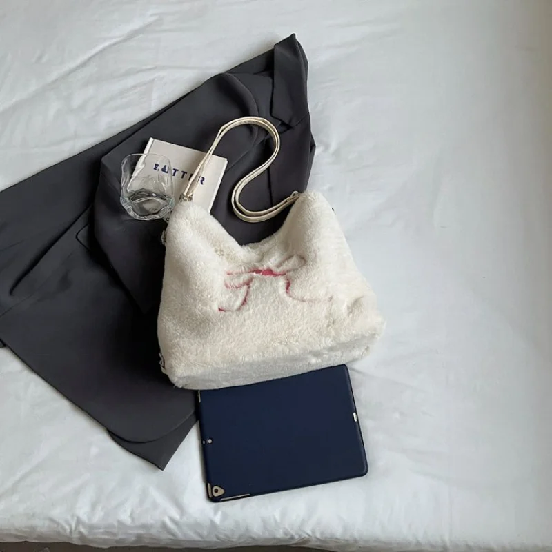 

Elegant Women's Messenger Bag With Fine Leather Material And Classic Paris Style And Neat Commuter Design​