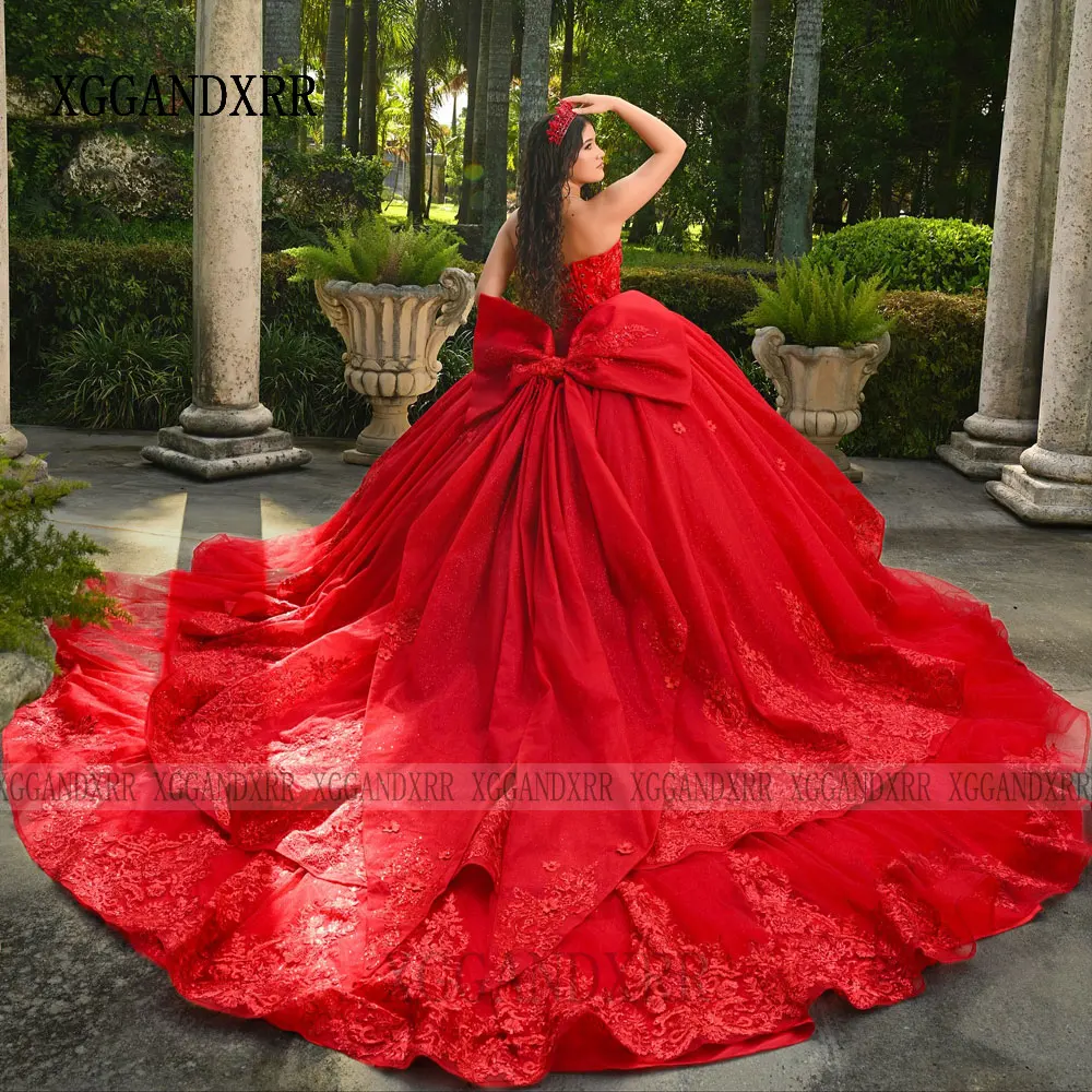 Maßgeschneidertes glänzendes rotes Spitzen-Ballkleid Quinceanera-Kleid 2026 Blumenapplikationen Schichten Schleife Sweet 16 Vestidos De 15 Anos Geburtstagsgala