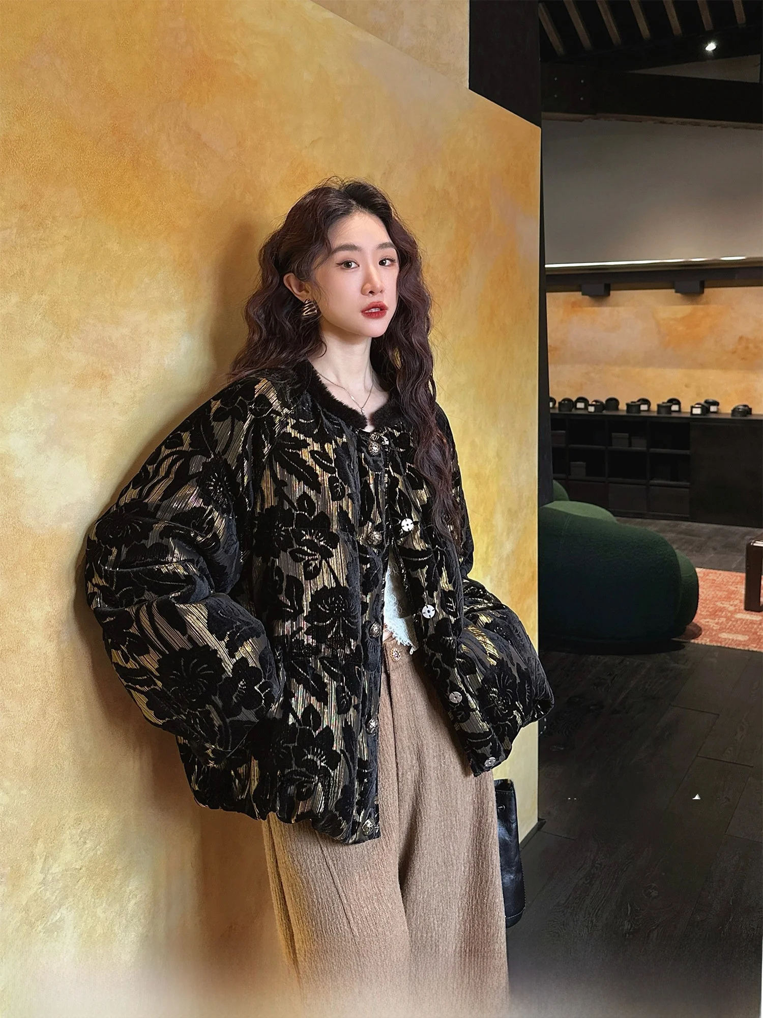 

Новая китайская женская зимняя куртка 2026 года с золотым узором и выжженными цветами, модная, теплая, уютная, с черным цветочным дизайном
