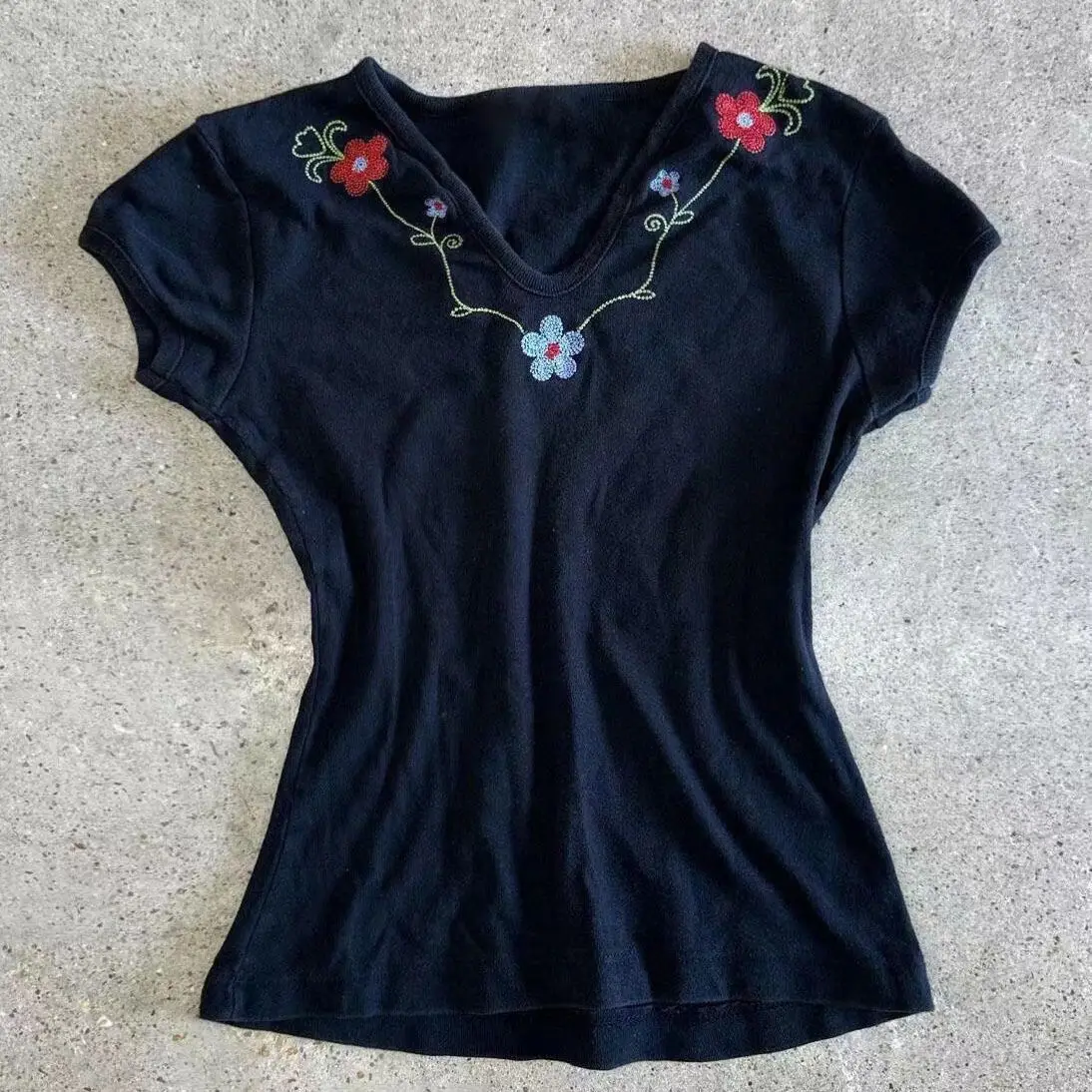 

Женская футболка с вышивкой в американском стиле ретро, топы с v-образным вырезом и короткими рукавами, летние футболки для похудения на талии, новинка 2025 года, повседневная женская одежда