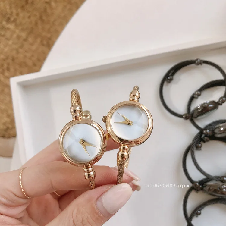 Luxury Fashion Women Golden Watch Wire Bracelet Charm Stainless Steel Retro Ladies Quartz Wristwatch Small Clock Casual Watches