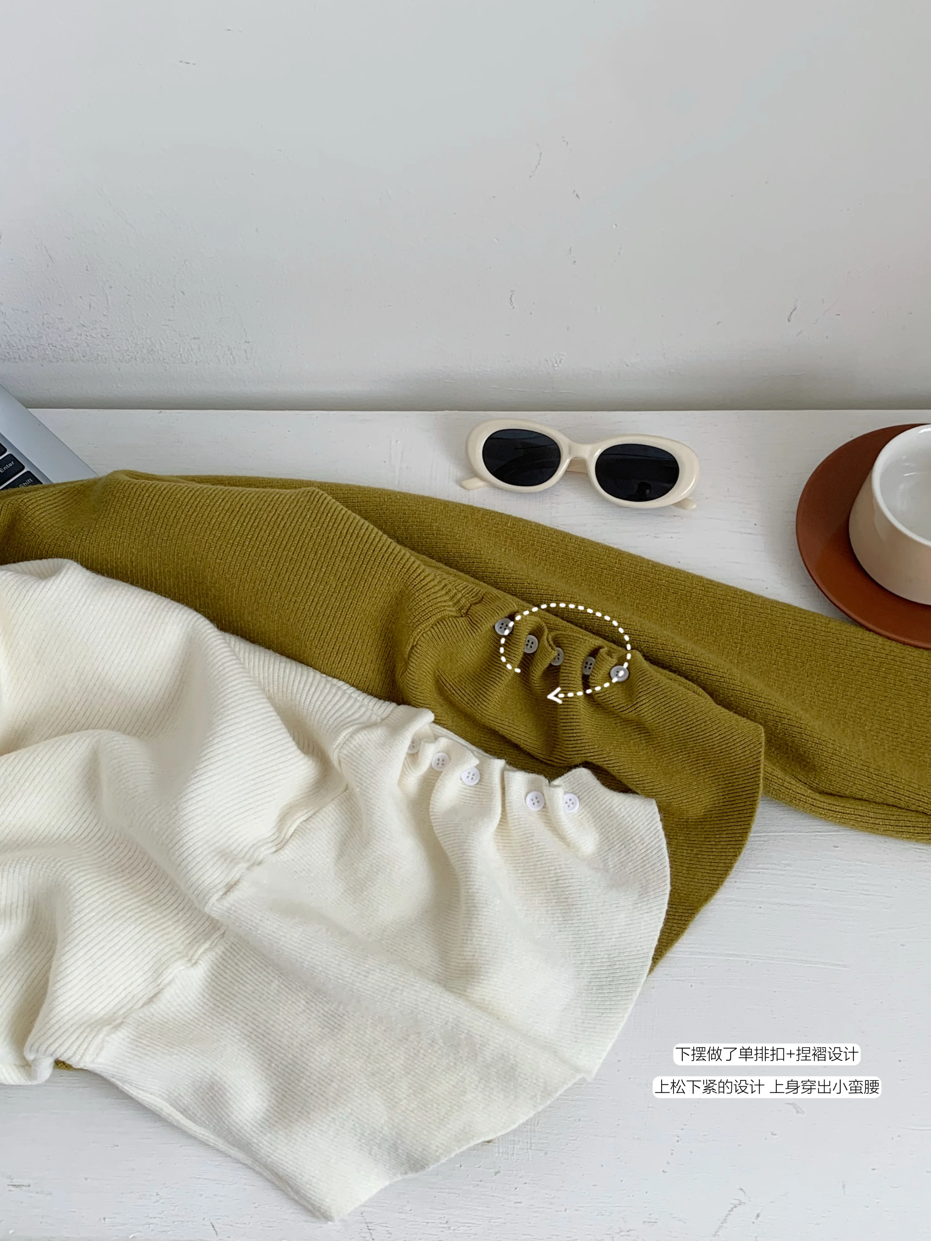 Damski elegancki sweter na jesień i zimę z marszczonym dekoltem, golfem, długim rękawem, jednolity kolor, luźny krój, podkreślający talię.