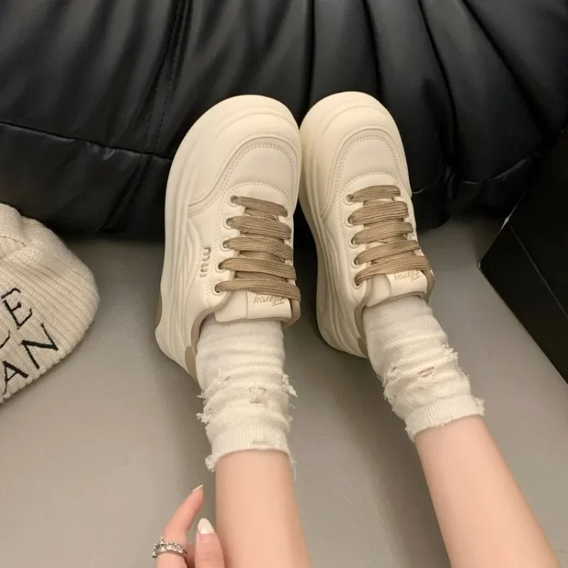 Scarpe bianche con suola spessa da donna, nuove scarpe versatili da tavolo in pan di pan di spagna autunnali 2024, scarpe sportive casual che aumentano l'altezza