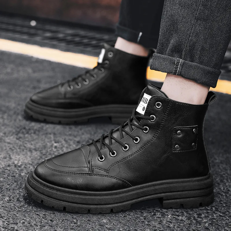 รองเท้าบูทผู้ชายแฟชั่นหนัง รองเท้าบูทมอเตอร์ไซค์ผู้ชาย ดีไซน์สไตล์อังกฤษ รองเท้าบูทข้อเท้าแบบใหม่ รองเท้ากีฬาผู้ชายหุ้มข้อสูงกันลื่นสำหรับกิจกรรมกลางแจ้ง