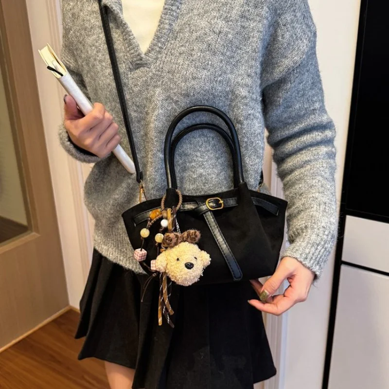 Tas Tangan Wanita Modis Terbuat Dari Kulit Nubuck Yang Menampilkan Tampilan Kasual Chile Trendy yang Luas dan Lembut untuk Penggunaan Sehari-hari. ​