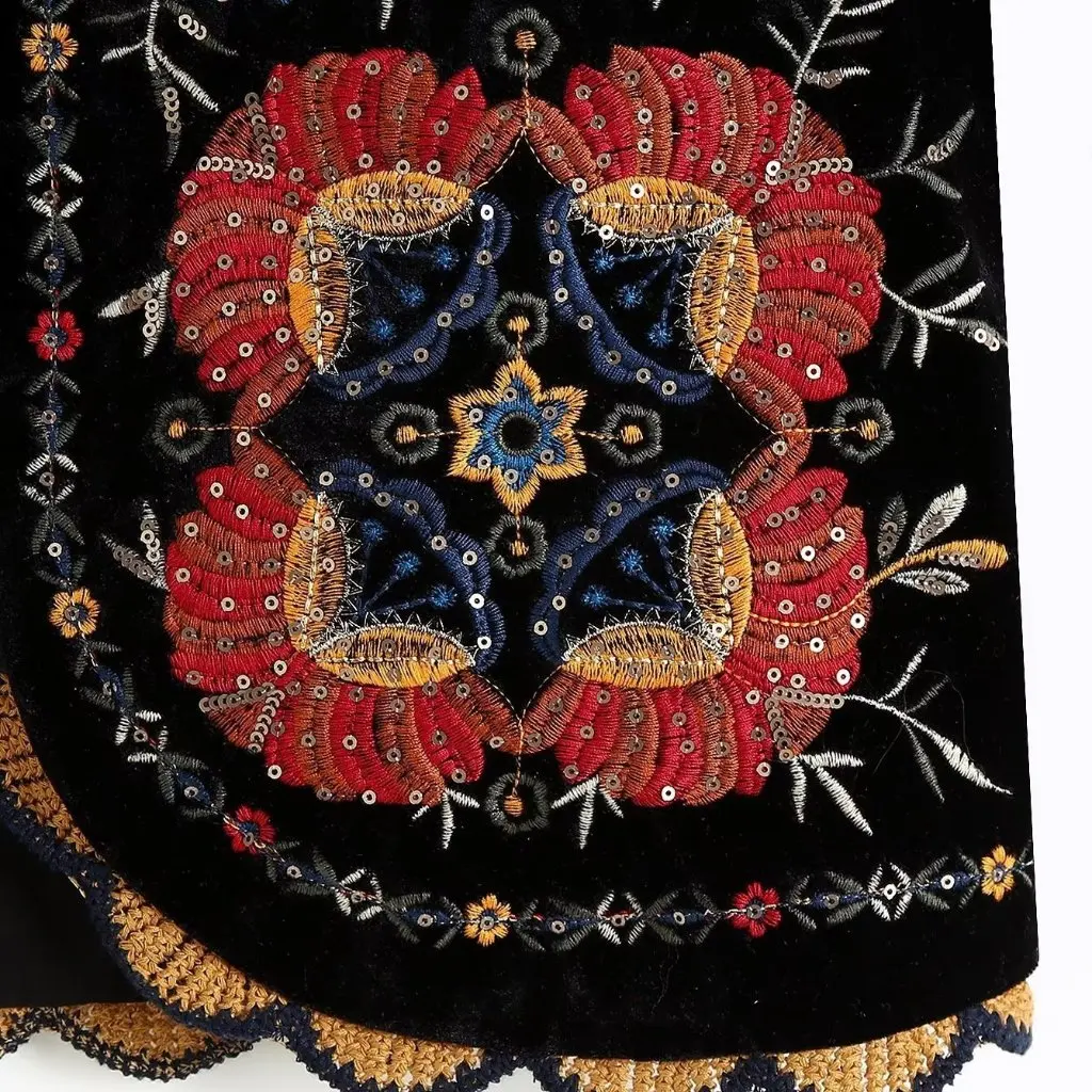 

Women's Retro Black Velvet Embroidered Vest European American Style New Fashion Outerwear for Ladies