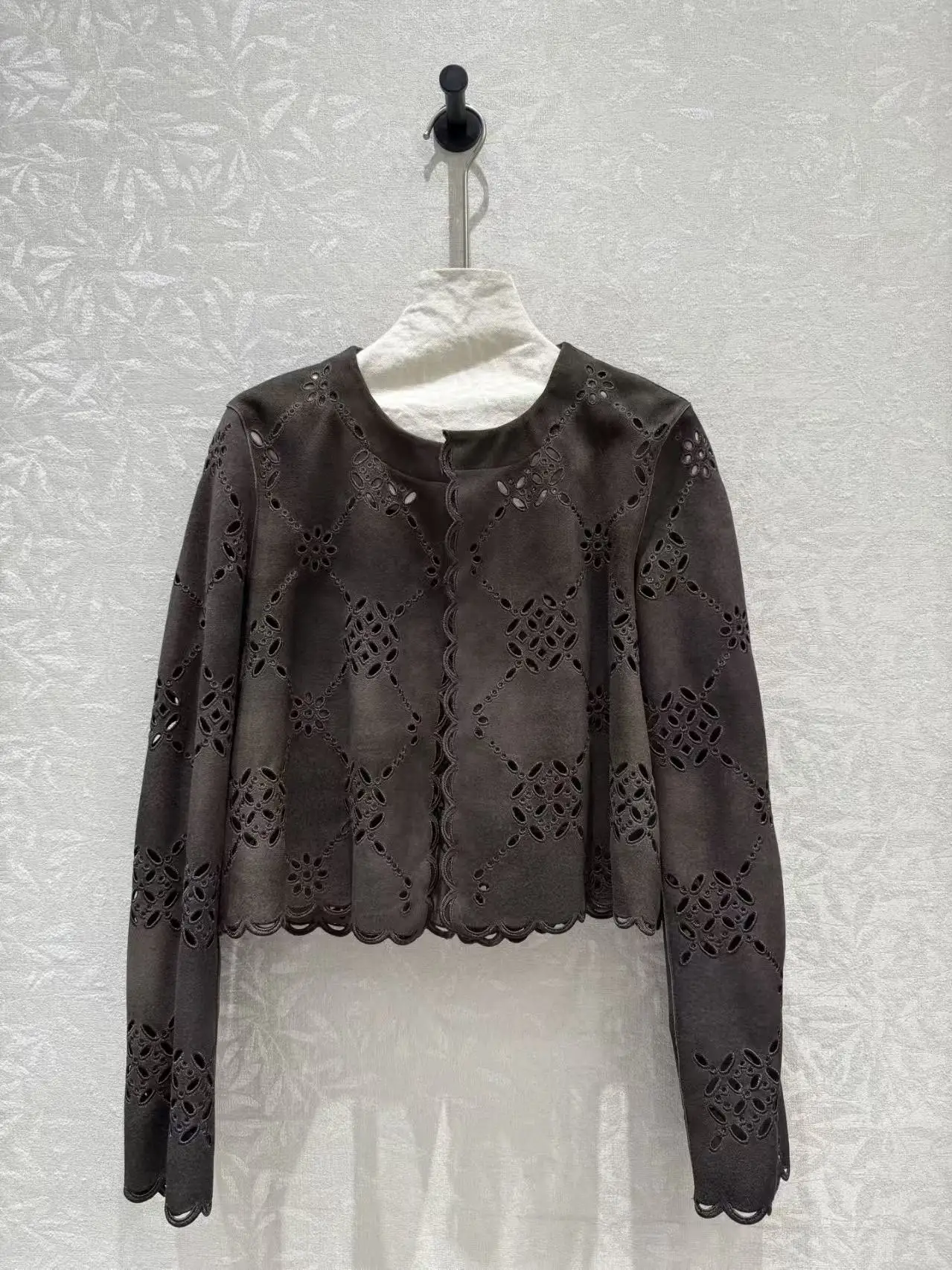 Autumn and winter new retro hollow diamond grid flower carved round neck open collar short anti velvet leather jacket