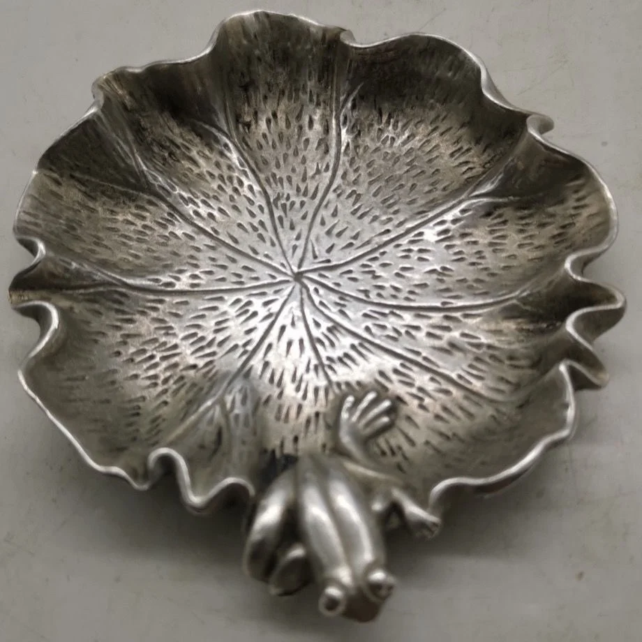 

Miscellaneous copper frog brush washing Miao Yin Tibetan silver plate fragrant dish frog lotus dish miscellaneous.