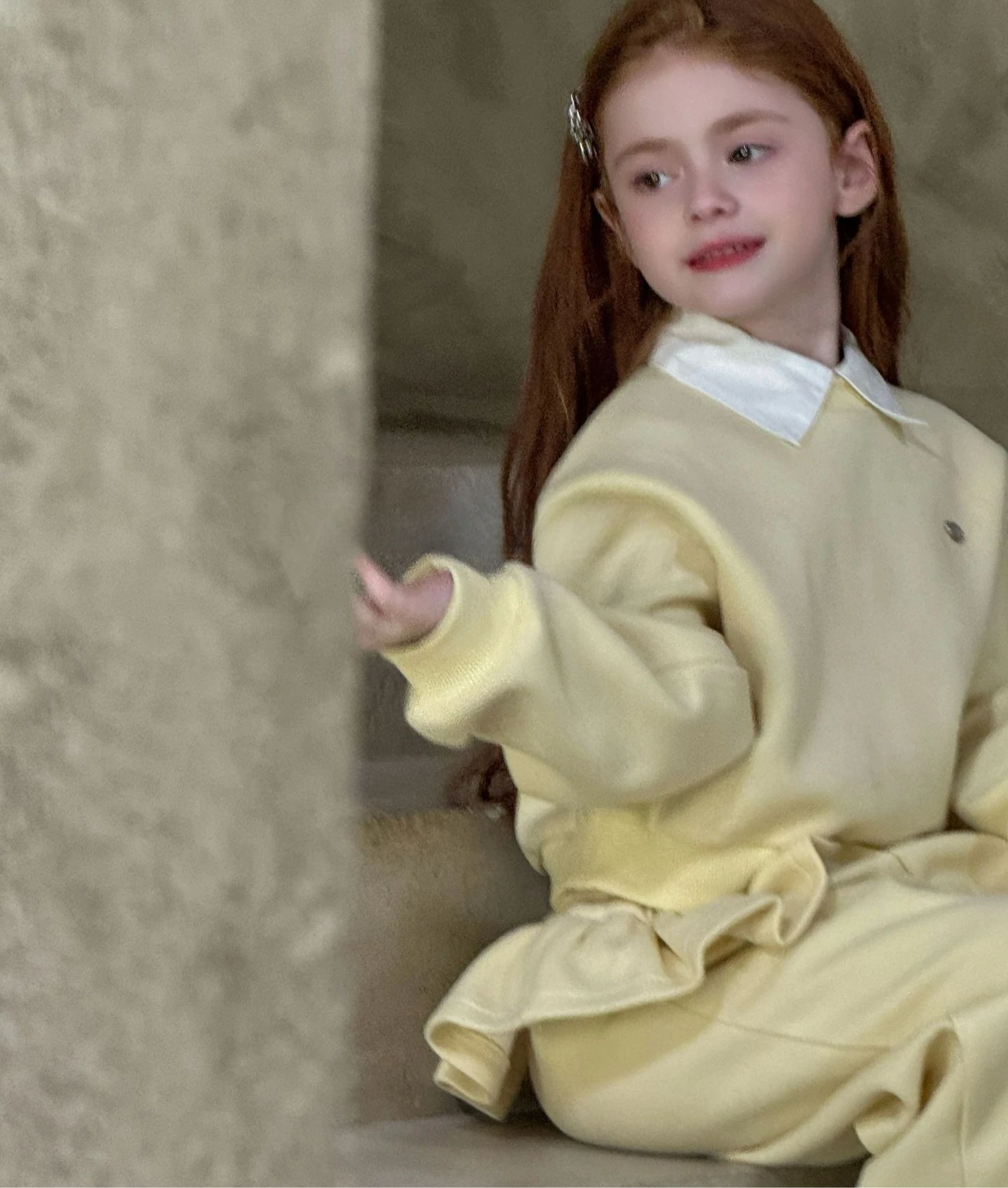 ملابس أطفال جديدة لخريف وشتاء 2025 طقم سراويل بقلنسوة من الدانتيل غير رسمي للفتيات الكوريات طقم بقلنسوة بياقة مزيفة للأطفال