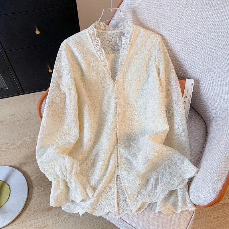 

Элегантная блузка с кружевной вышивкой, V-образным вырезом, жемчужными пуговицами и рукавами-колокол, в китайском стиле, винтажный топ для женщин, повседневный шик