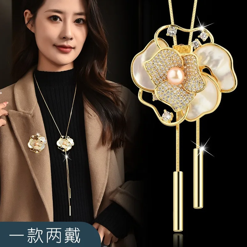 동백꽃과 장미, 스웨터 체인, 코사지 브로치가 포함된 여성용 새 긴 목걸이