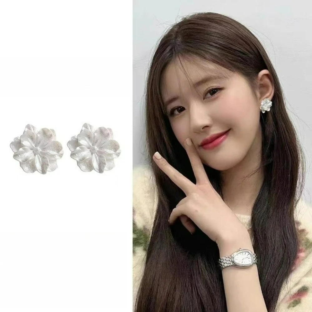New White Acrylic Flocking Three-dimensional Flowers Stud Earrings for Women Sweet Girl Fashion Jewelry Accessories 2026 Gifts