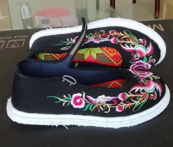 Chinese Yunnan Embroidered Women's Flat Shoes Pure Handmade Gold Velvet Cloth Shoes