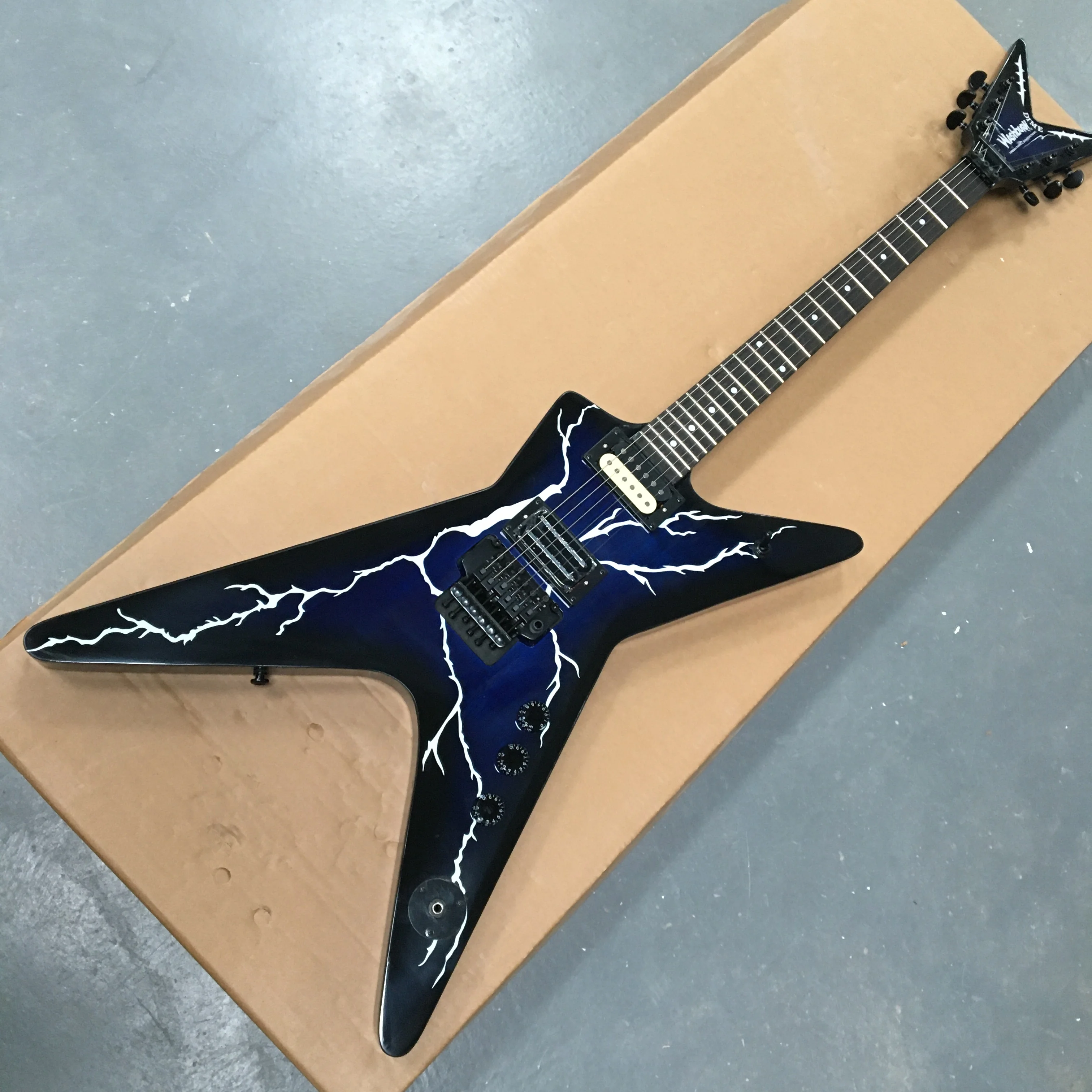 

Blue electric guitar, with a large tremolo bar, stable pitch and extreme tone guitars, 22-fret electric guitarra.