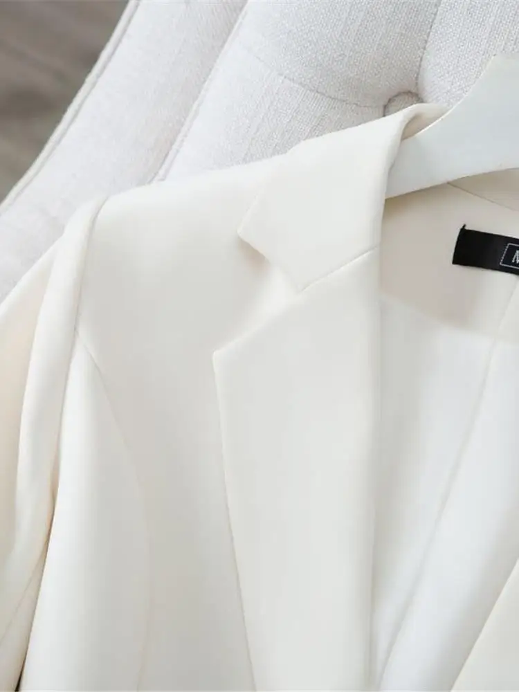 سترة بيضاء مصممة خصيصًا للنساء ربيع 2024 ضيقة أنيقة قصيرة الطول مناسبة للمكتب بأكمام طويلة تصميم نظيف من الشركة المصنعة الصينية