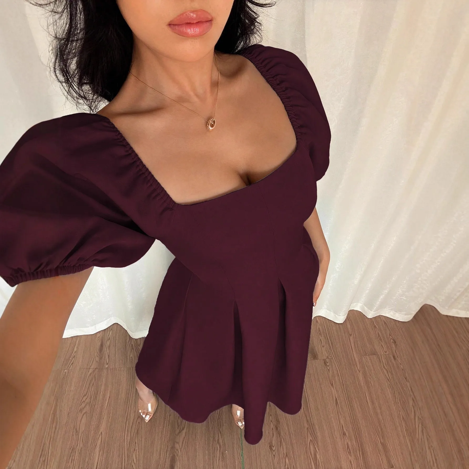 Weinrotes Gala-Abendkleid mit Plissiertem Rock - close-up view