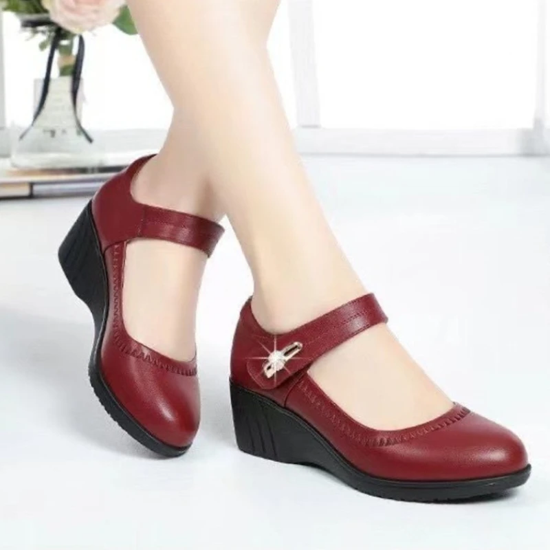 

Soft leather soft sole mother small leather shoes new style soft sole anti-slip low heel single shoes for middle-aged