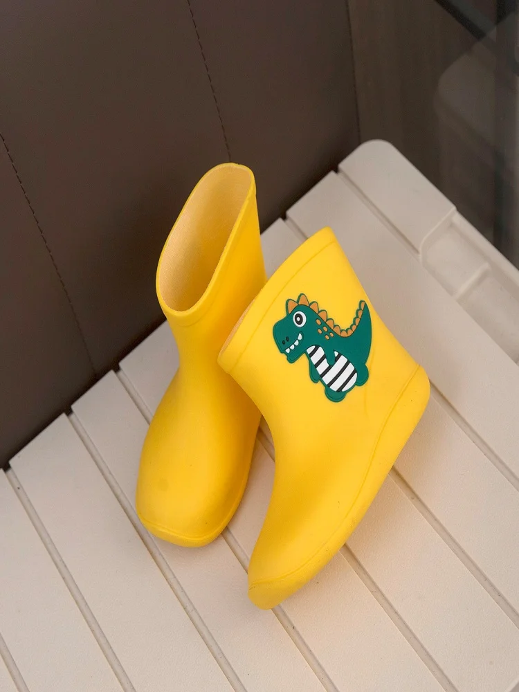 Botas de chuva infantis de alta qualidade feitas de material amigável à pele, com dinossauros de desenho animado para meninos e meninas