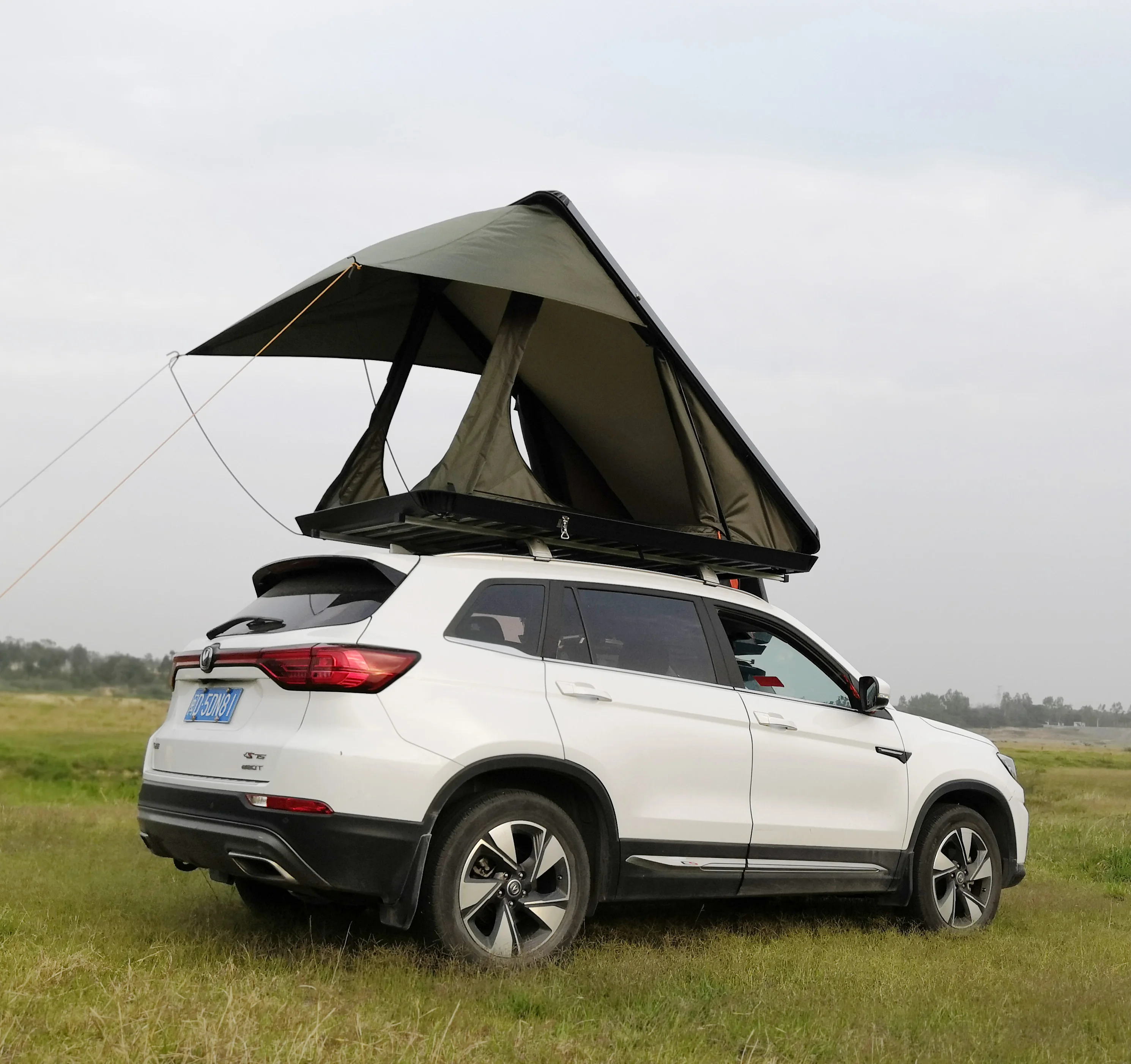 je-Off Road 4x4 Side Open 2-3 Person Clamshell Rooftop Tent for Camping Triangle Hard Shell Car Roof Top Tent