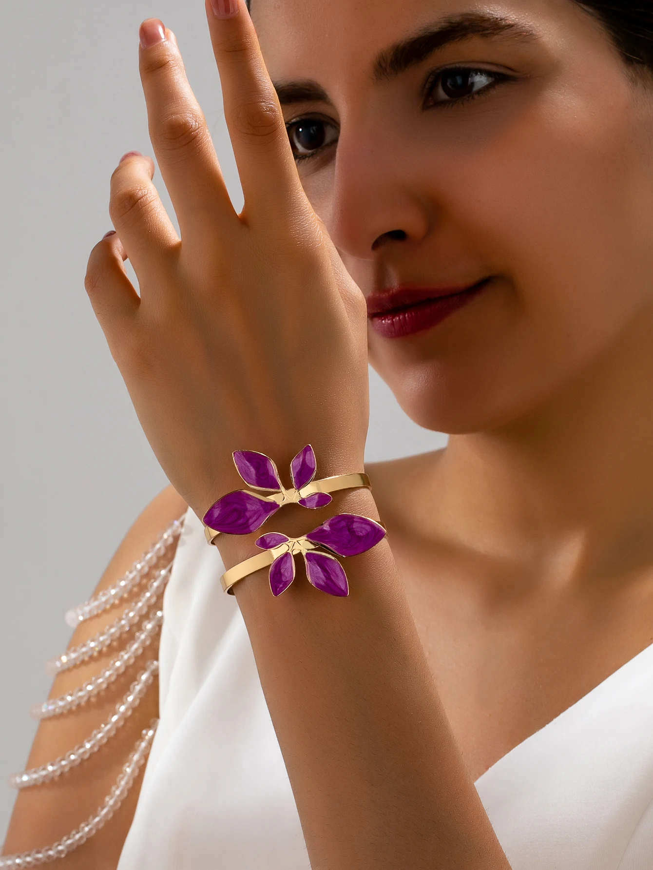 A Fashionable Women's Open Bracelet, a Simple and Elegant Adjustable Leaf-Shaped Enamel Open Bracelet, Suitable for Daily Wear, Vacations, and as a Gift