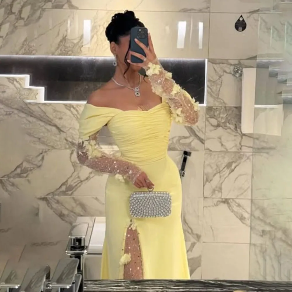 高品質カスタムメイドの床丈イエローアップリケスパンコールバックレスハイフォークオフショルダースイープトレインチュールしわ加工レディースドレス