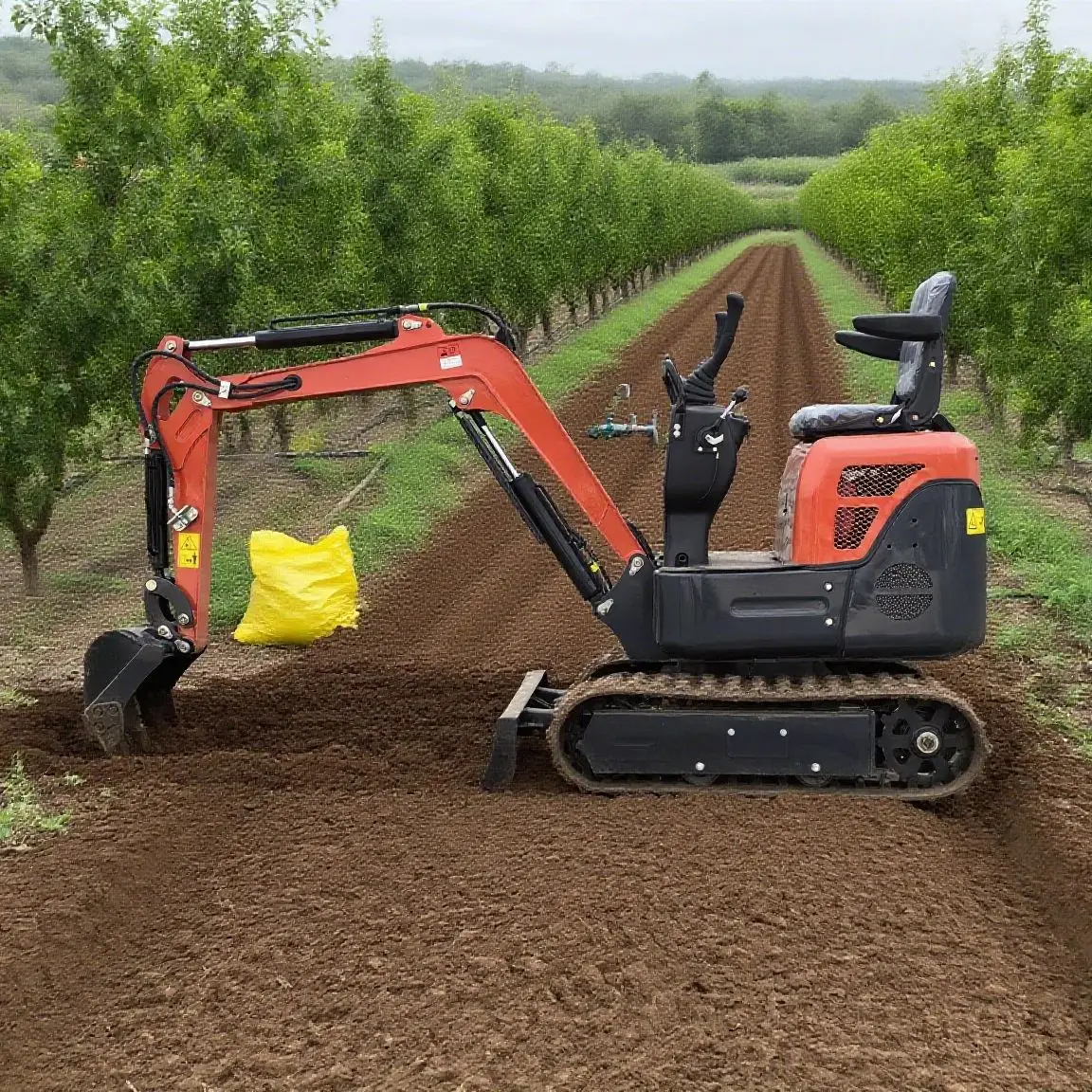 

Небольшой экскаватор с гусеничным двигателем верхнего двигателя EPA Euro 5. для проектов домашнего хозяйства и сада.