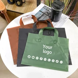 50 PCS negozio di abbigliamento opaco negozio di abbigliamento Shopping Tote Bags sacchetti di imballaggio regalo in plastica logo personalizzato all'ingrosso